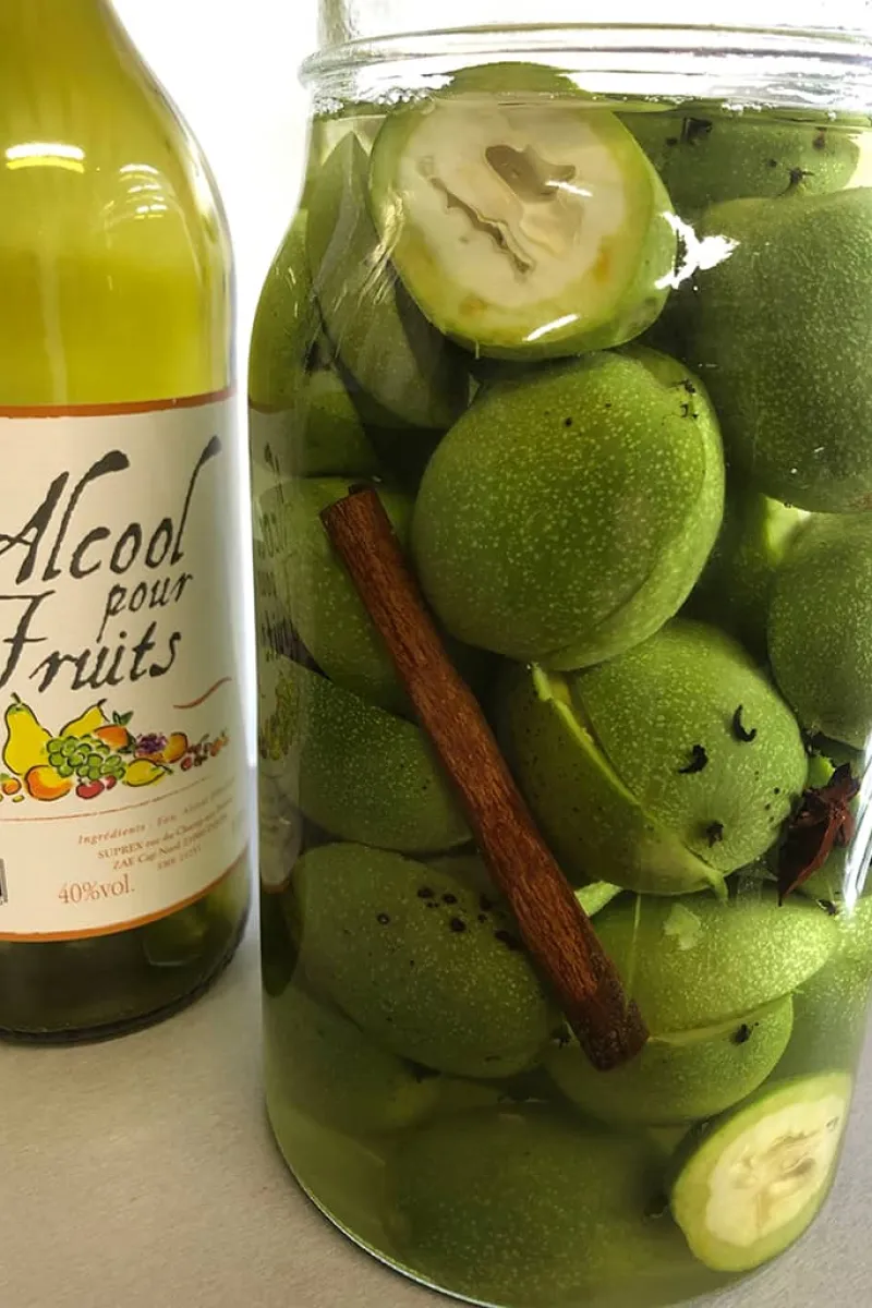 Walnotenlikeur zelf maken net in pot