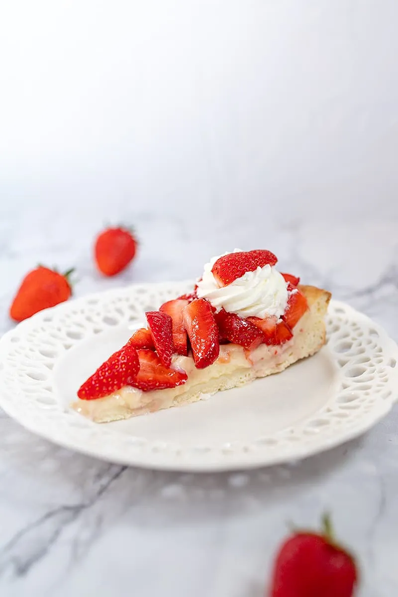 Aardbeienvlaai met slagroom