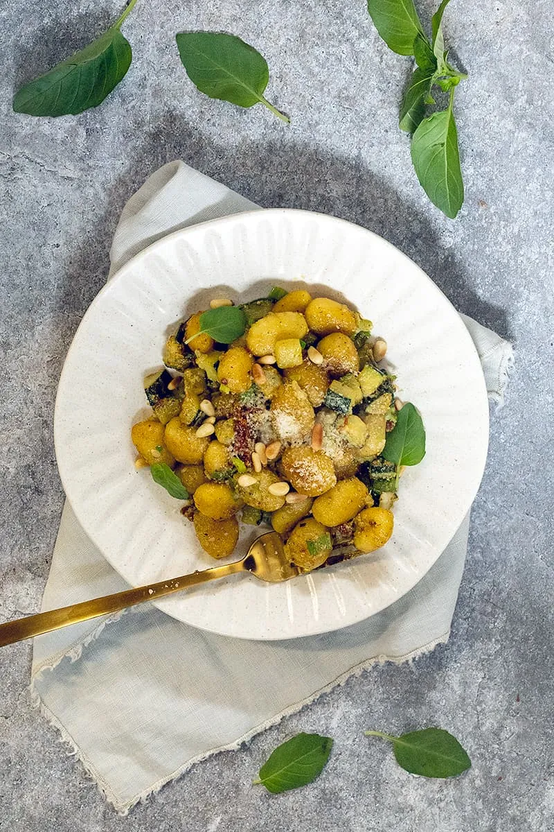 Gnocchi met courgette en pesto