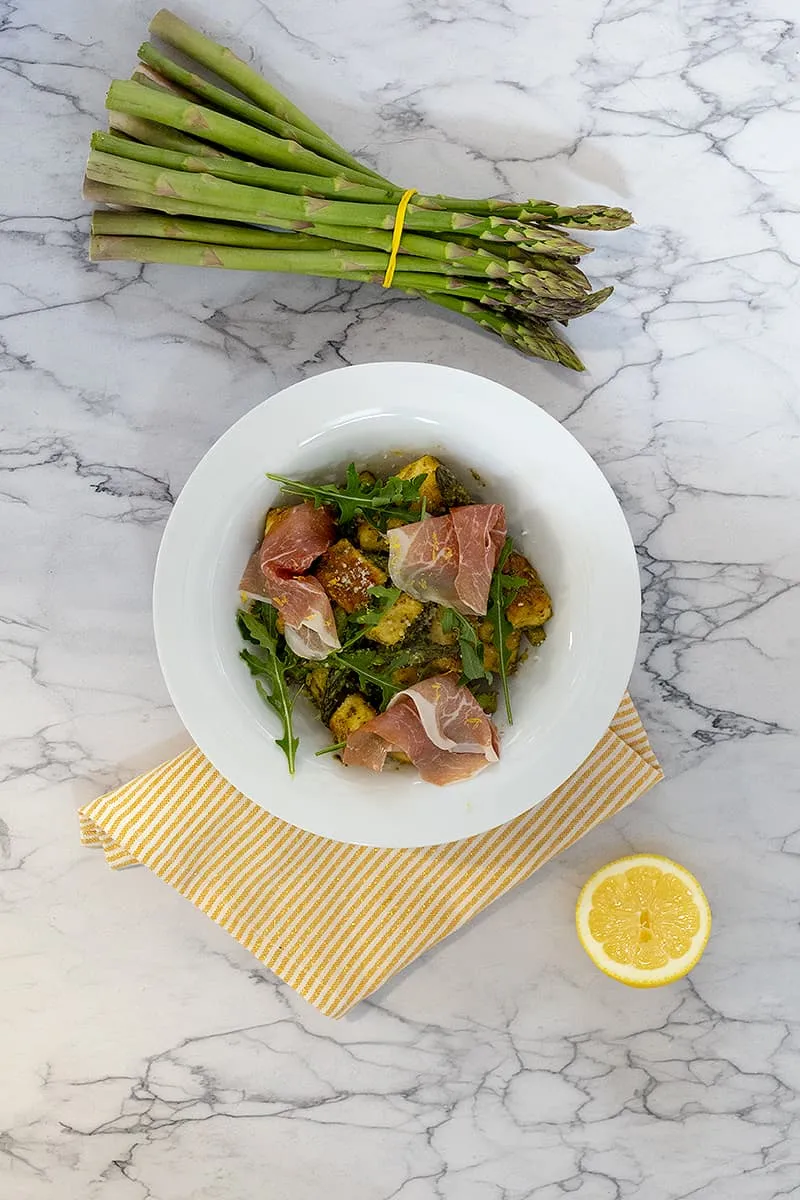 Gnocchi met groene asperges - vol van smaak met pesto en ham