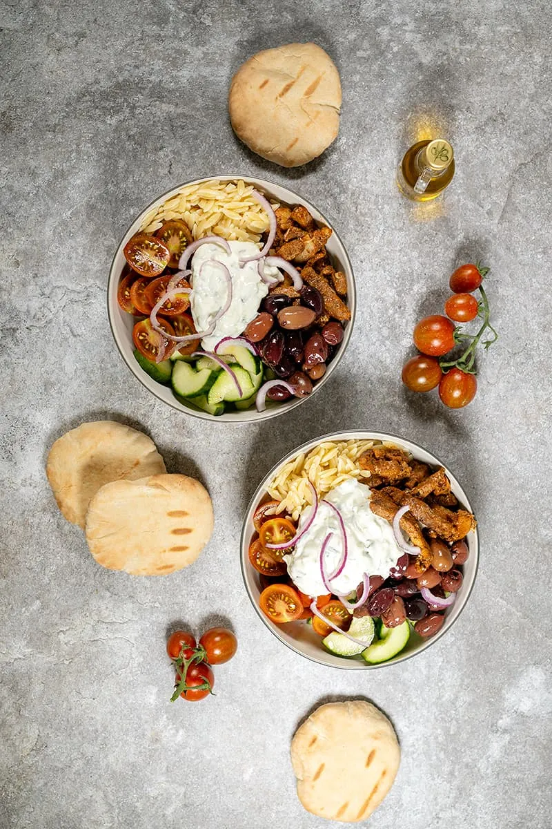 Griekse bowl met gyros en tzatziki