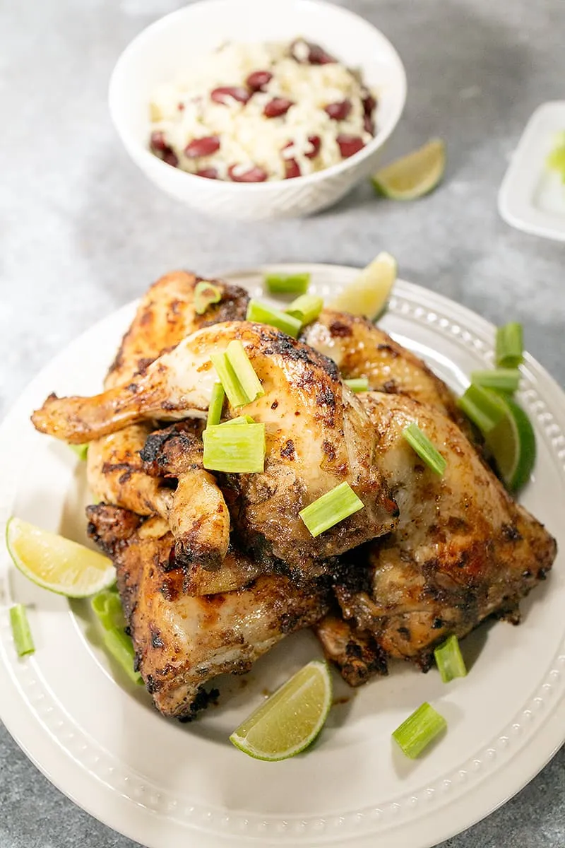 Jamaicaanse kip met rijst en bonen