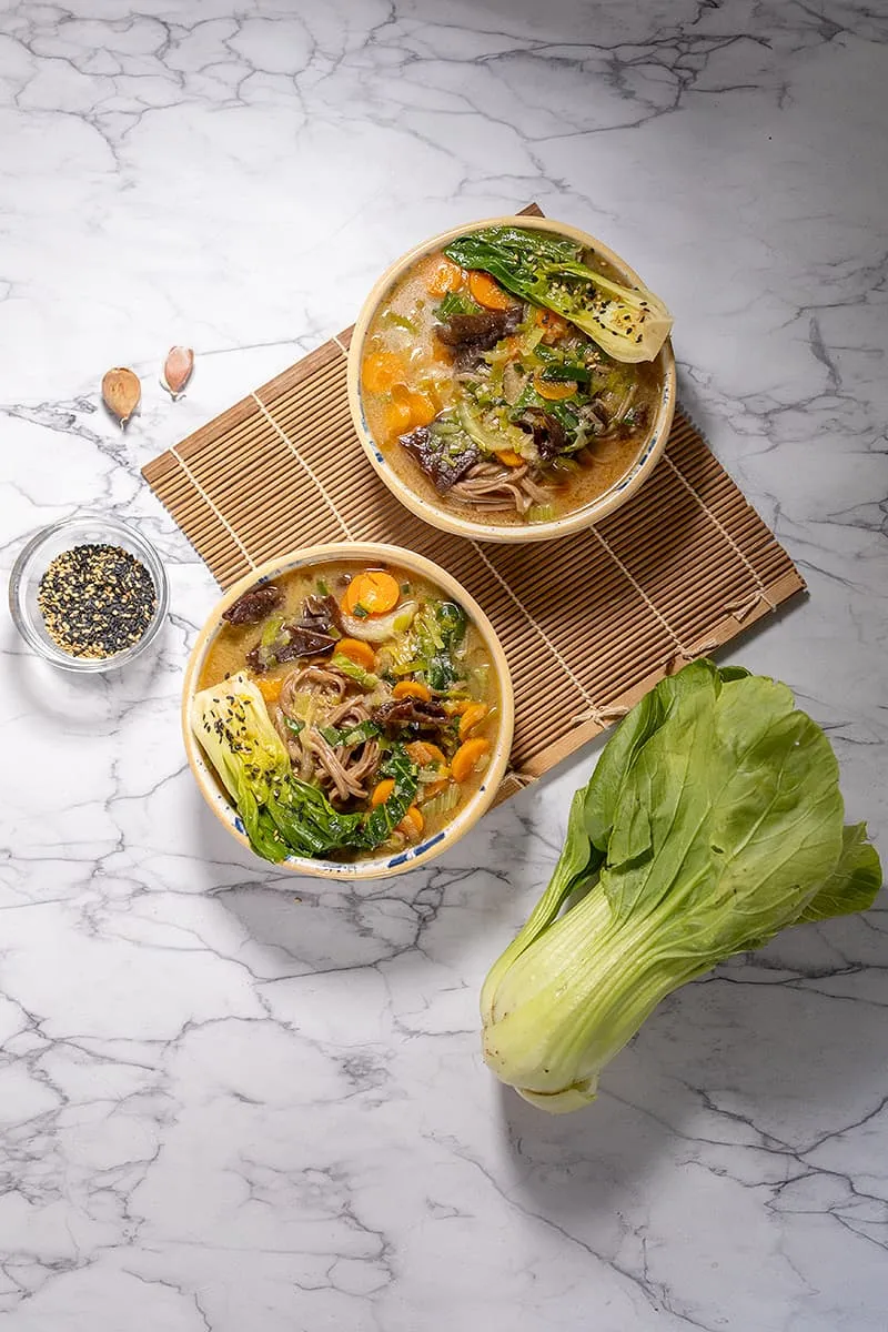 Misosoep met noedels en groenten