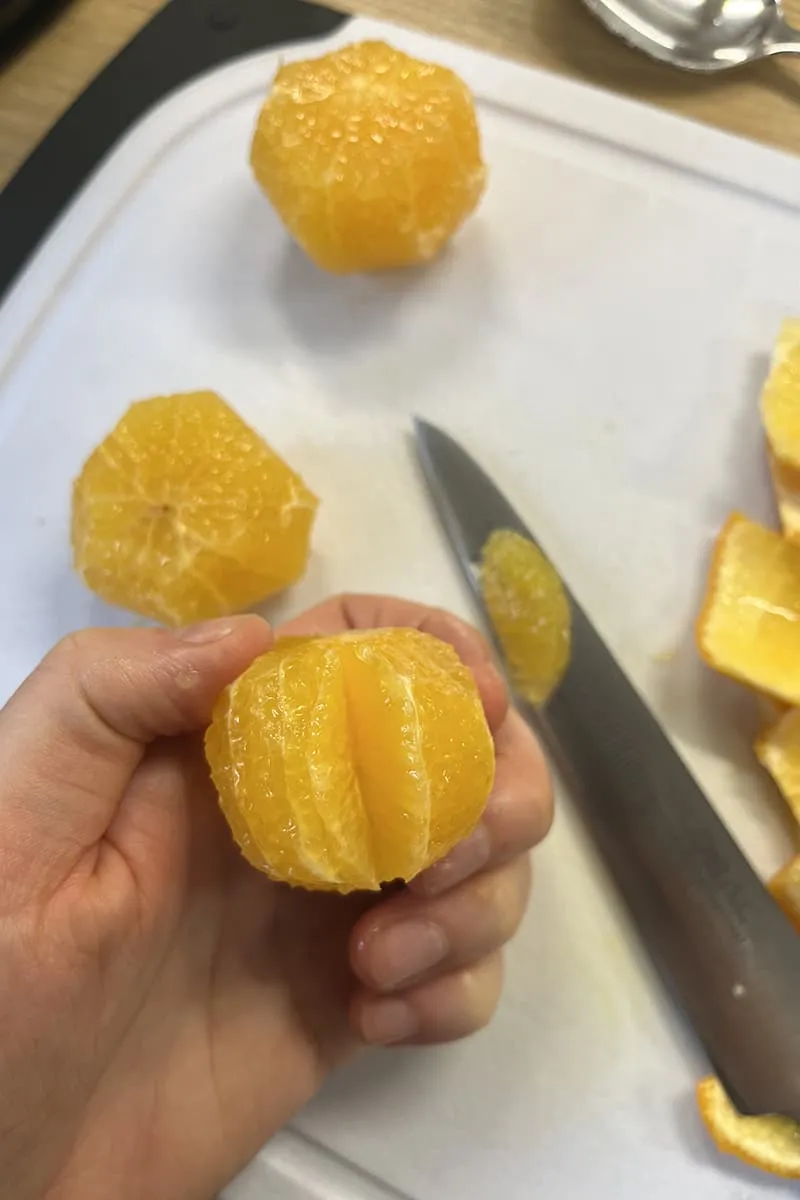 Mandarijn in partjes snijden - stap 2