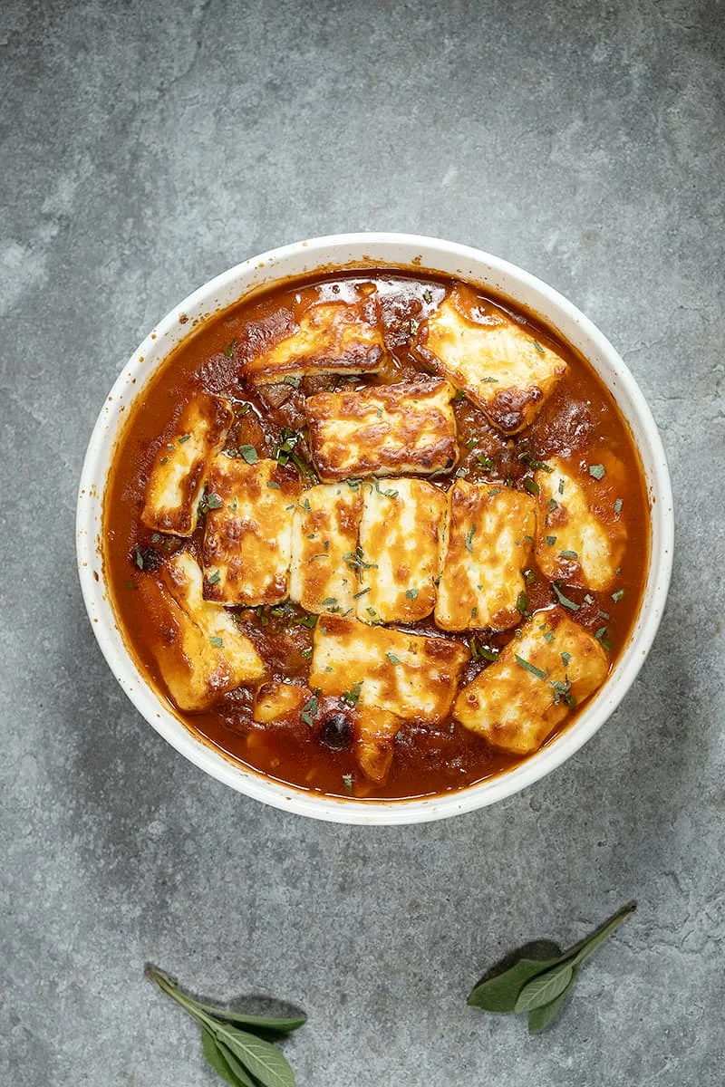 Ovenschotel met tomaat en halloumi