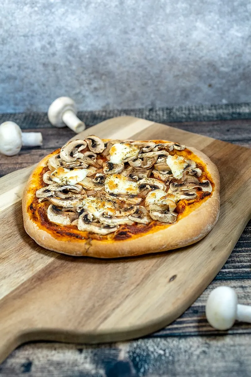 Pizza funghi (pizza met champignons)