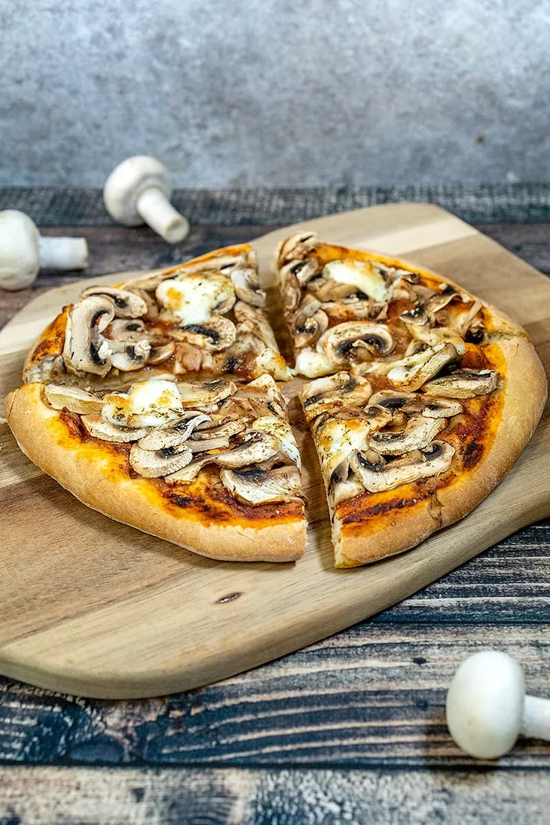 Zelf pizza met champignons maken