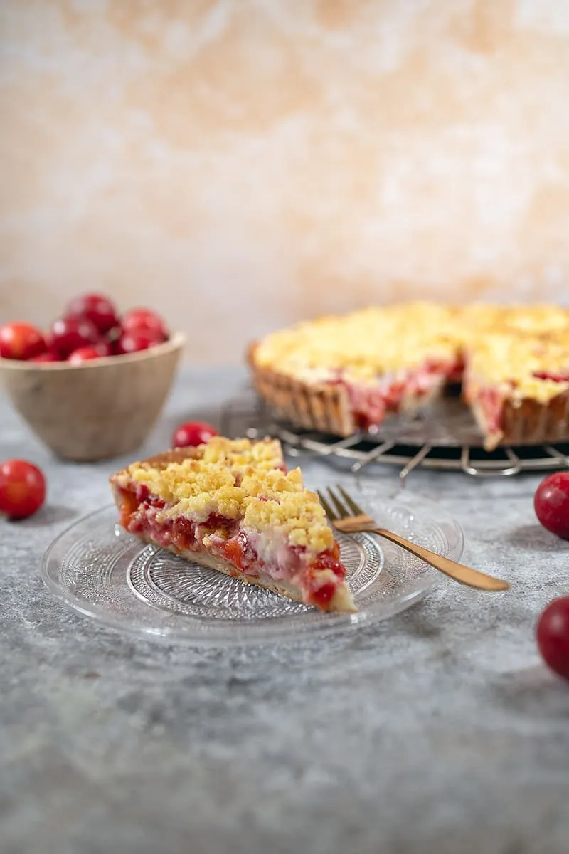 Pruimenvlaai met kruimels en pudding