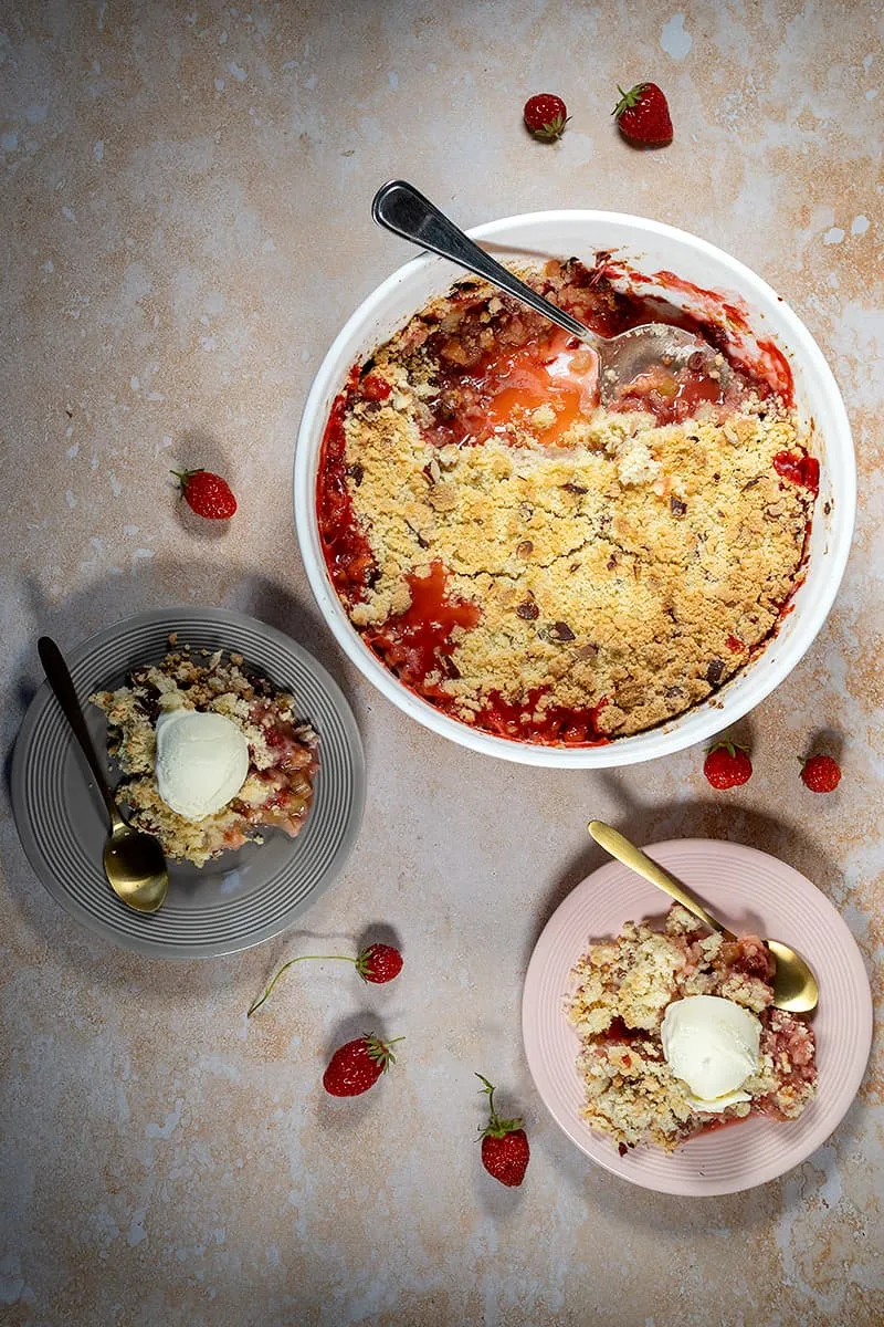 Rabarber crumble met aardbei