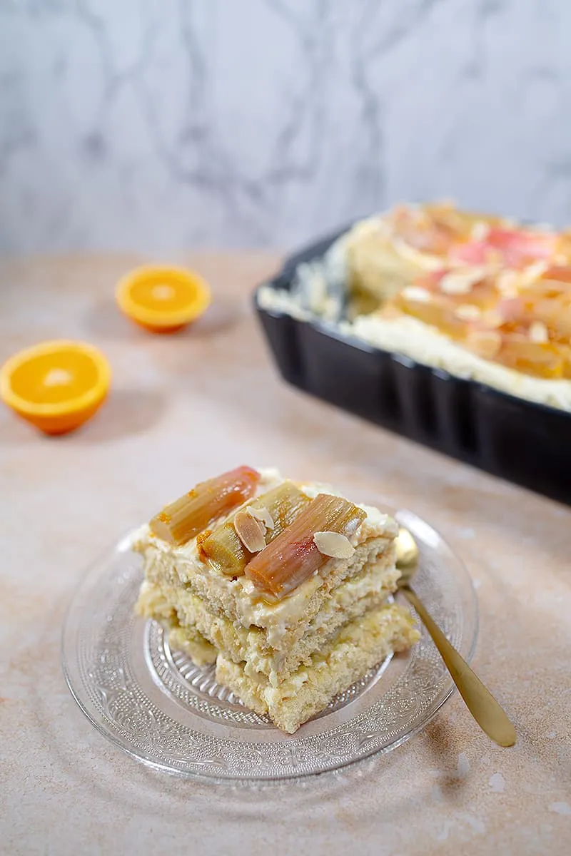 Heerlijk stuk zelfgemaakte rabarber tiramisu