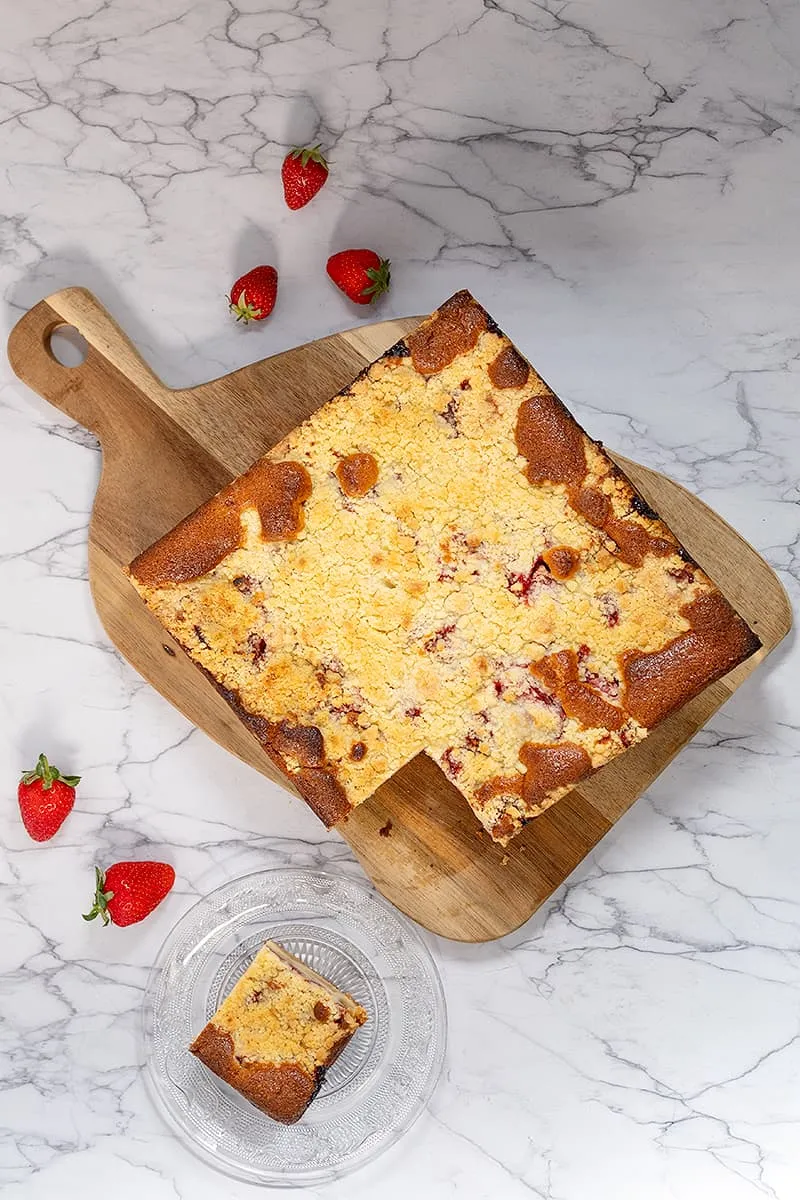 Rabarber-aardbei crumble cake