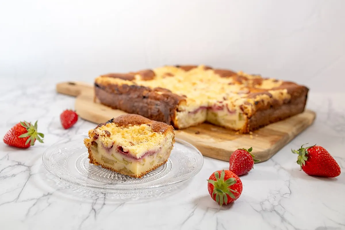 Serveersuggestie rabarber-aardbei crumble cake