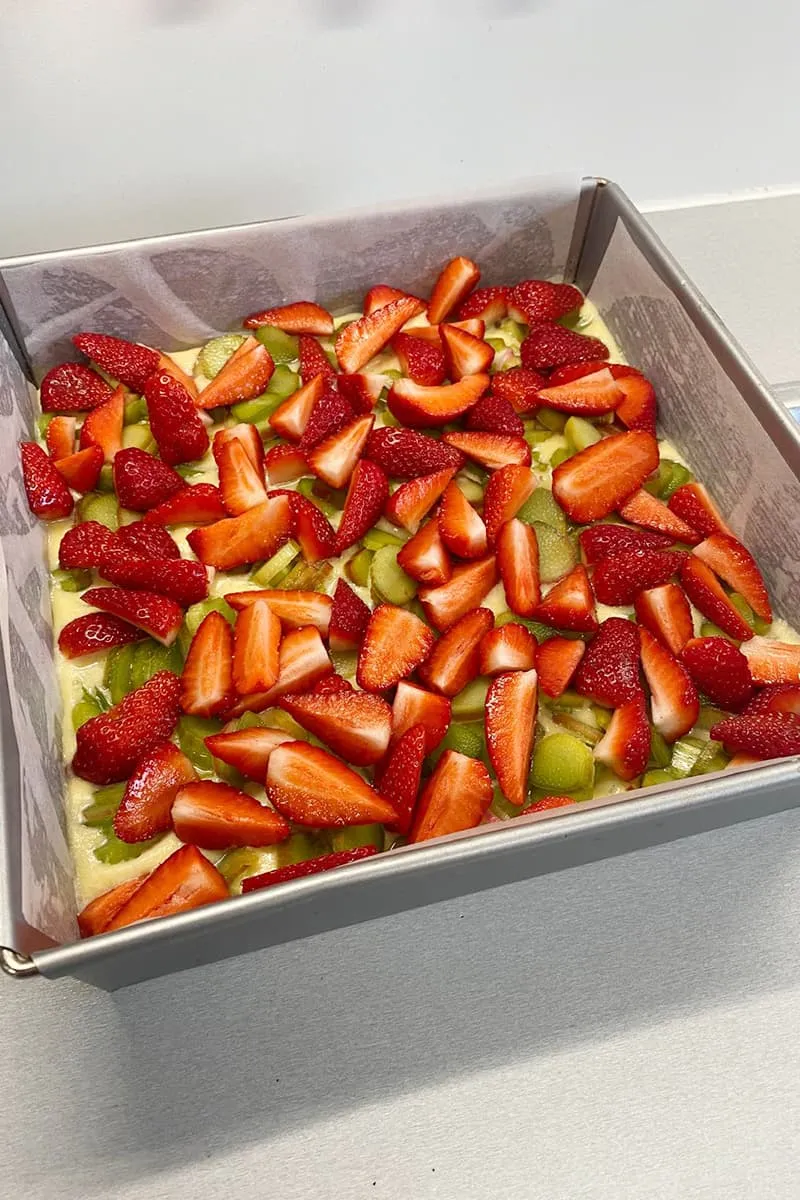 Rabarber-aardbei crumble cake voorbereiding