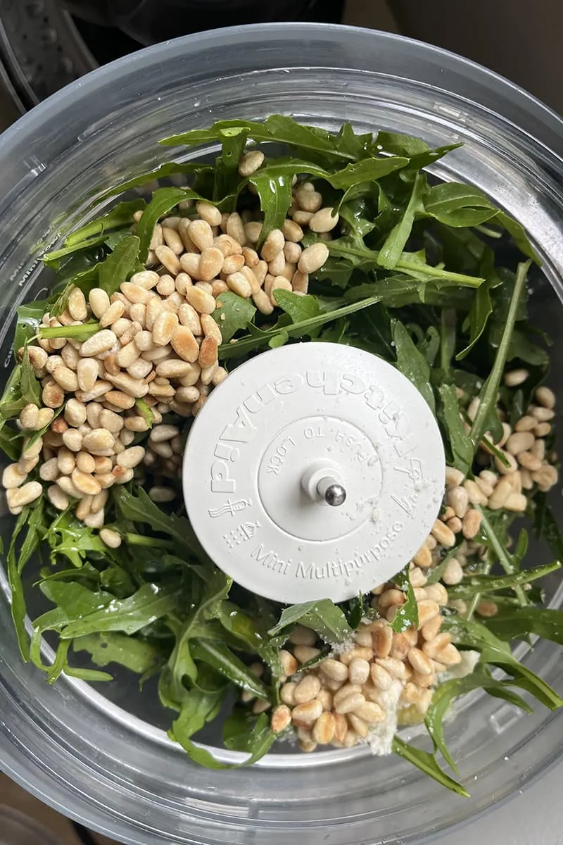 Rucola pesto voorbereiding