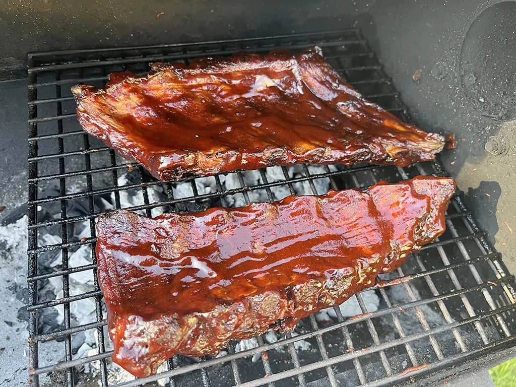 Spareribs van de BBQ bereiding