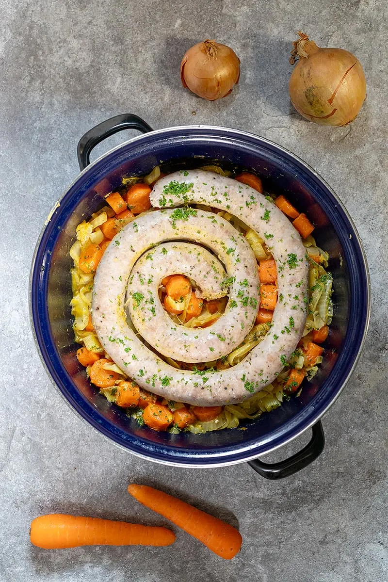 Stoofpot van worst, wortel en venkel