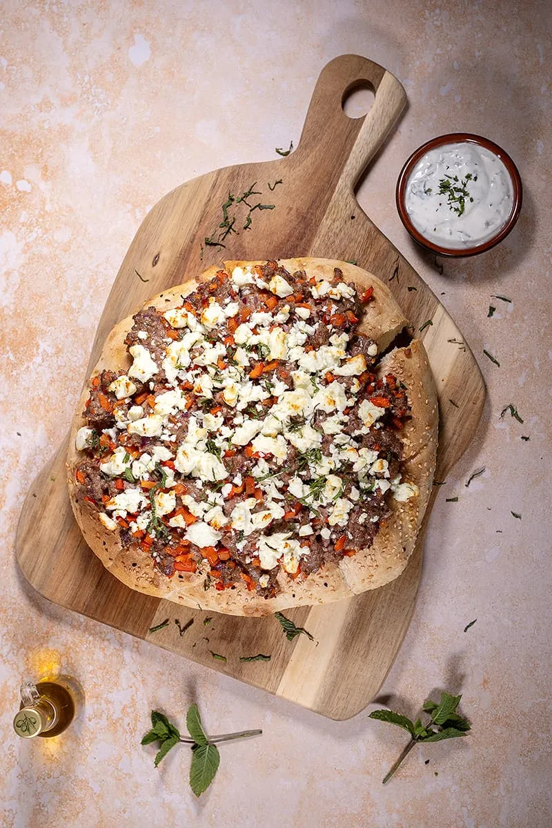 Turks brood gevuld met gehakt