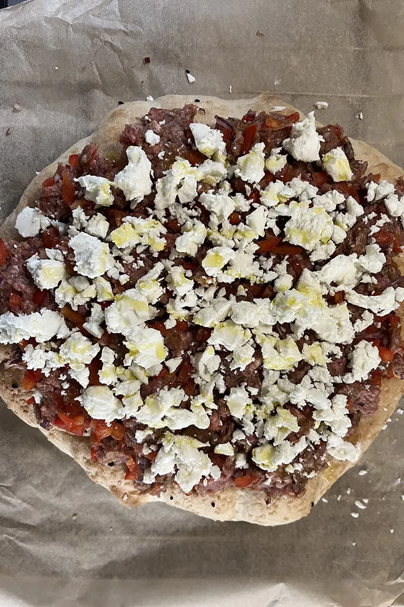 Voorbereiden van het Turks brood met gehakt