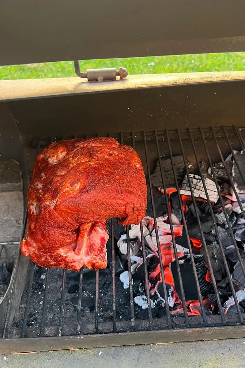 Varkenslende garen op de barbecue