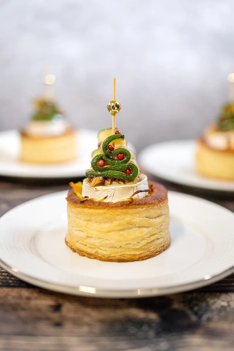 Vegetarische kerst pasteitjes met prei en geitenkaas