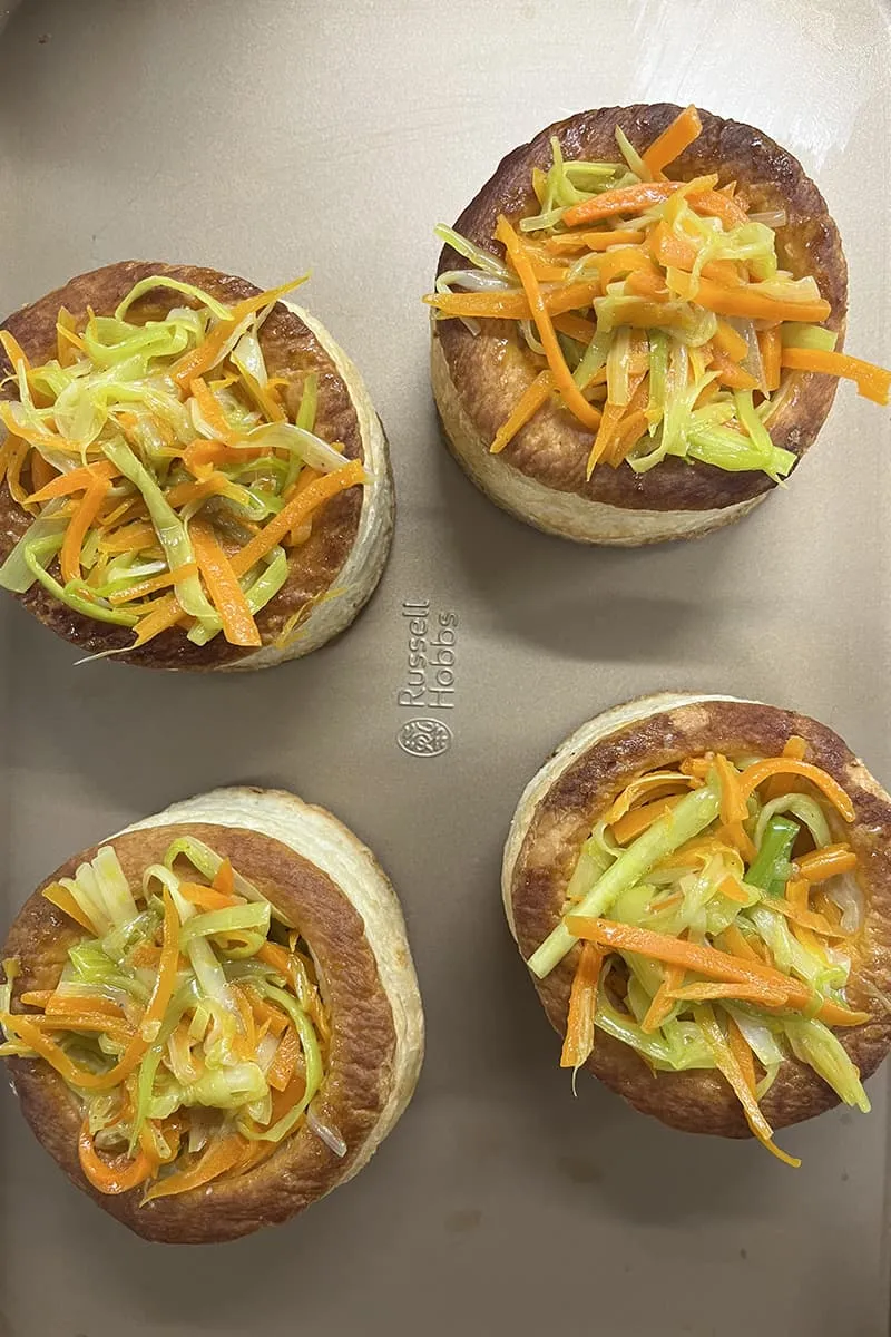 Vegetarische kerst pasteitjes met prei en geitenkaas voorbereiding - stap 2