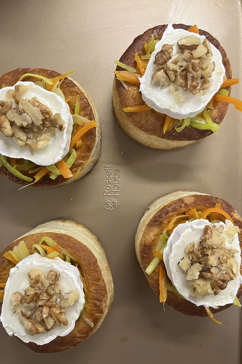 Vegetarische kerst pasteitjes met prei en geitenkaas voorbereiding - stap 3