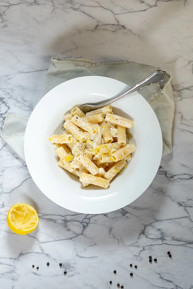 Vegetarische pasta met geitenkaas en citroen