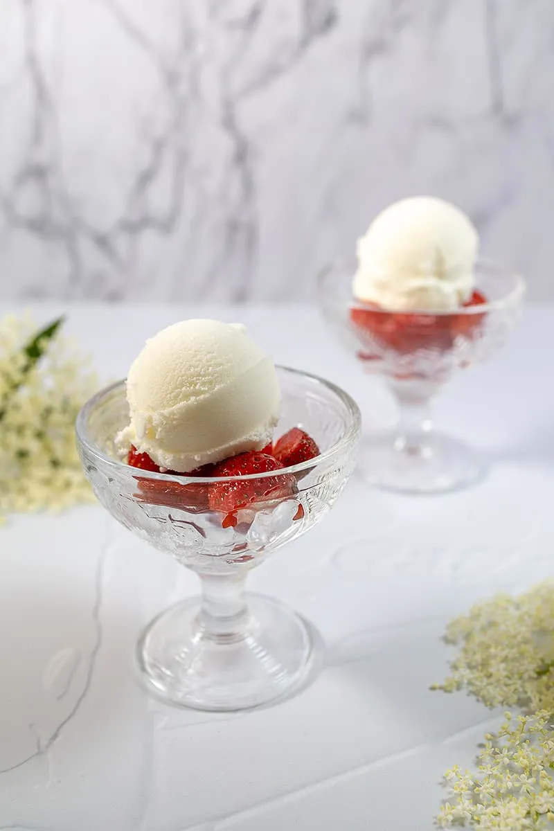 Vlierbloesem-yoghurtijs