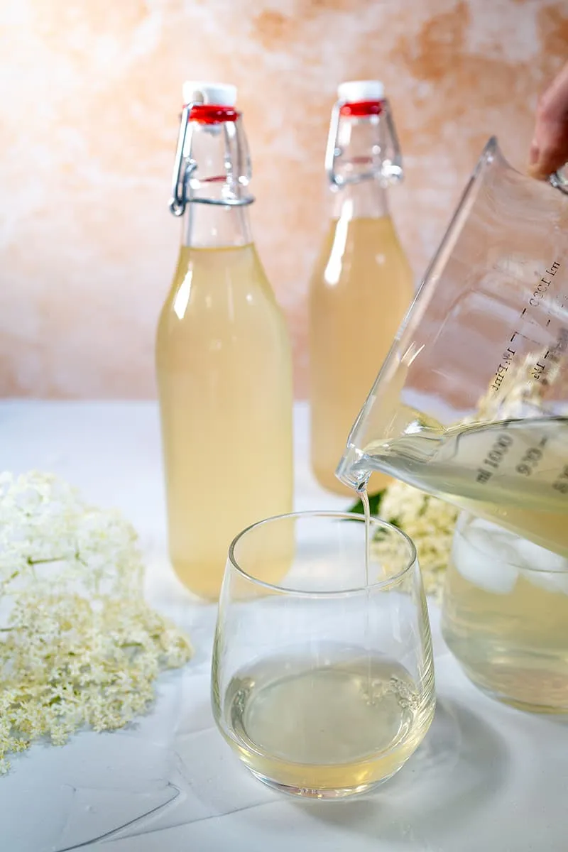 Inschenken van vlierbloesemsiroop