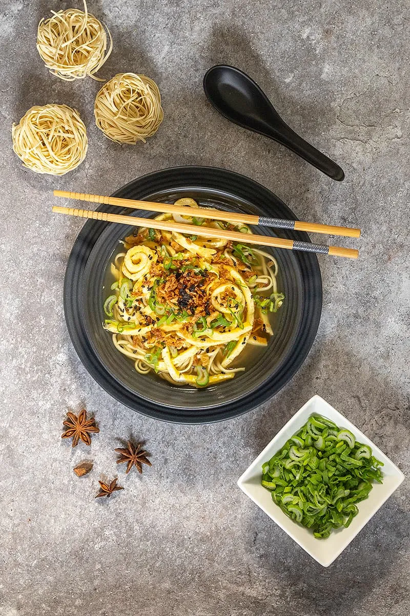 Bamisoep - kruidige soep met omeletreepjes