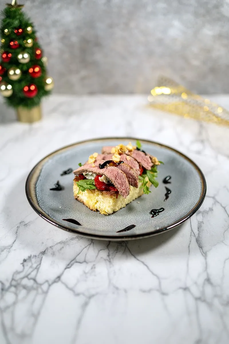 Brioche met biefstuk en blauwe kaas - een feestelijk warm voorgerecht