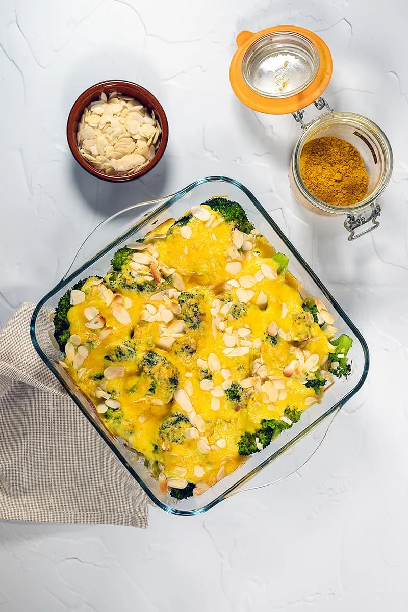Zelfgemaakte broccoli gratin met kaassaus