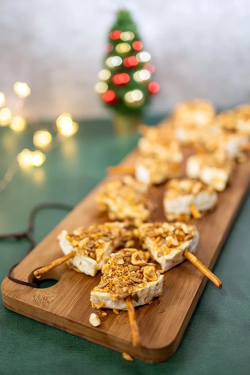 Camembert kerstboompjes met nootjes