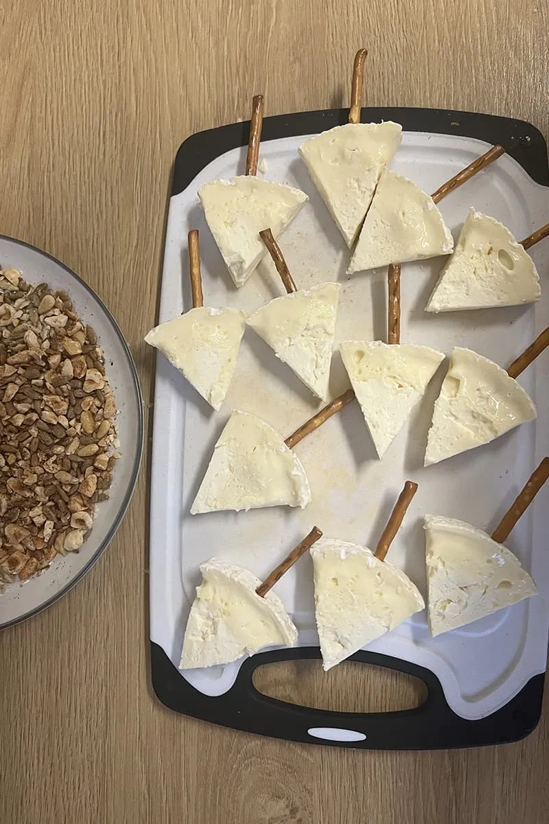 Camembert kerstboompjes met nootjes voorbereiding