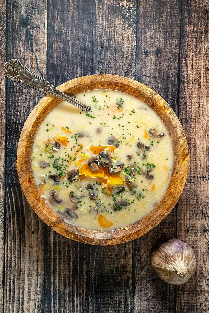 Zelfgemaakte champignonsoep met kip en prei