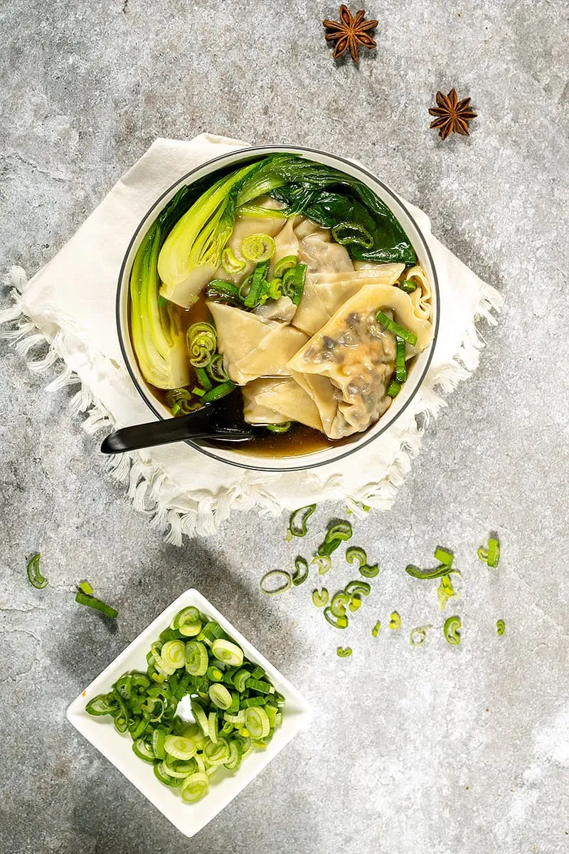 Chinese wontonsoep met zelfgemaakte wontons