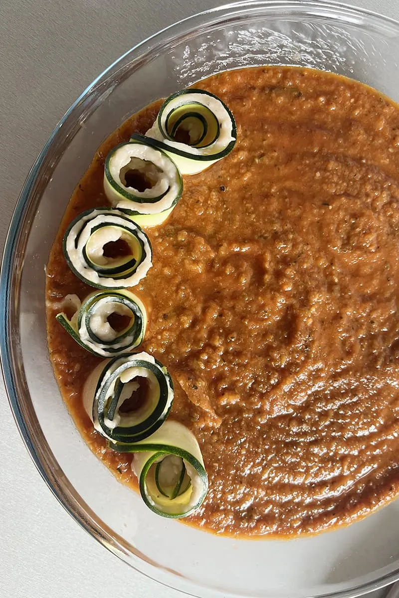 Courgetterolletjes in tomatensaus voorbereiding - stap 2