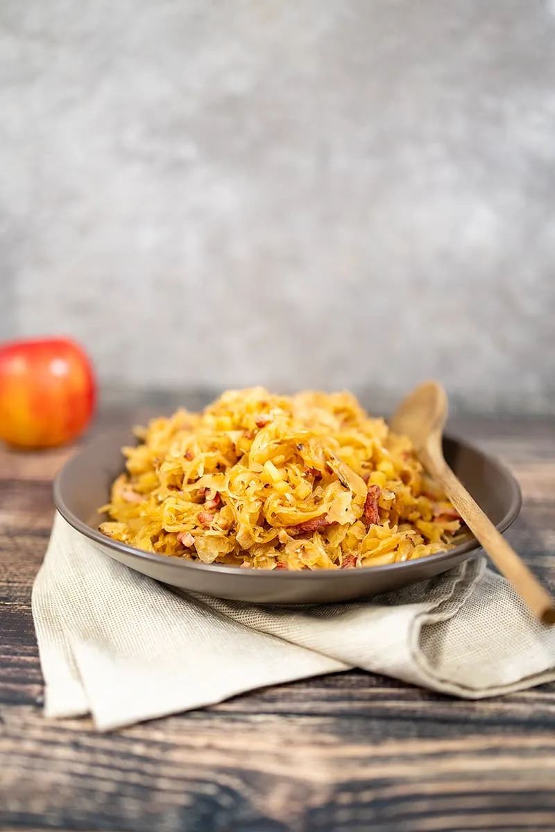 Gebakken zuurkool met spekjes en appel