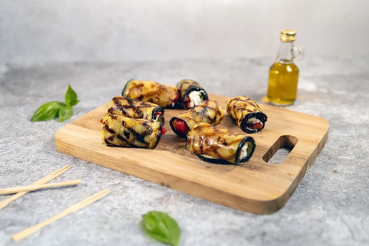 Gegrilde aubergine rolletjes gevuld met mozzarella en basilicum