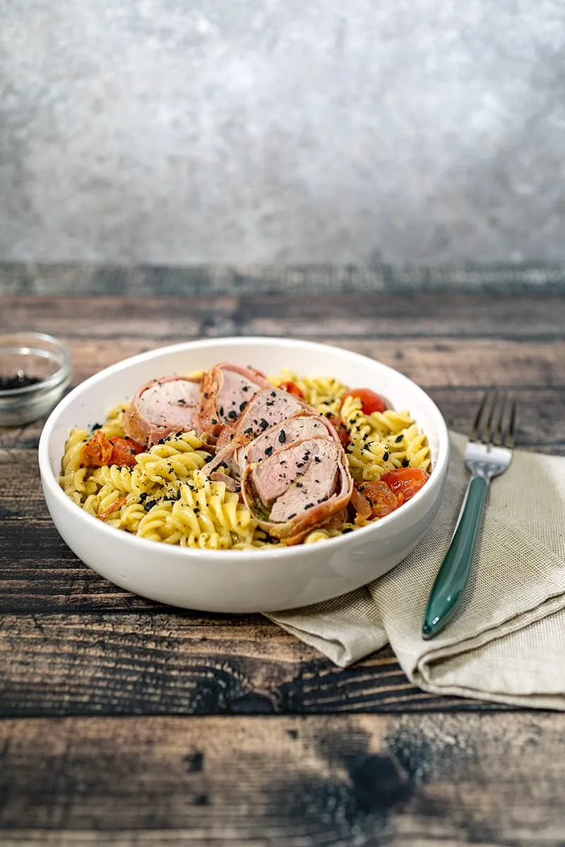 Gevulde varkenshaas met pasta pesto - makkelijke doordeweekse maaltijd