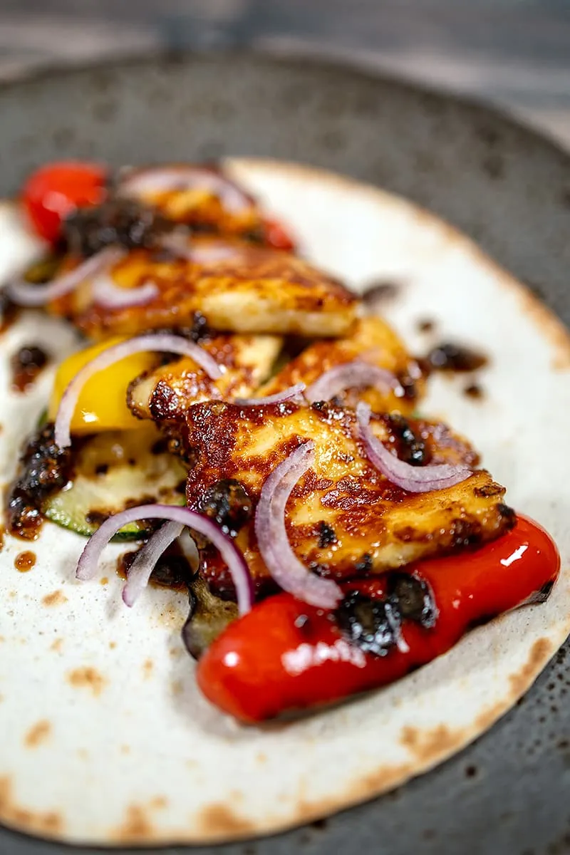 Halloumi wraps met gegrilde groenten en chipotle saus