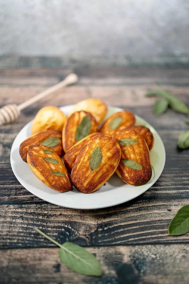 Hartige madeleines met geitenkaas, honing en salie