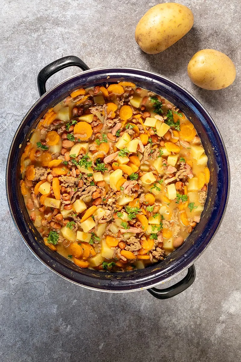 Hollandse bruine bonenschotel - heerlijk met aardappelen en gehakt