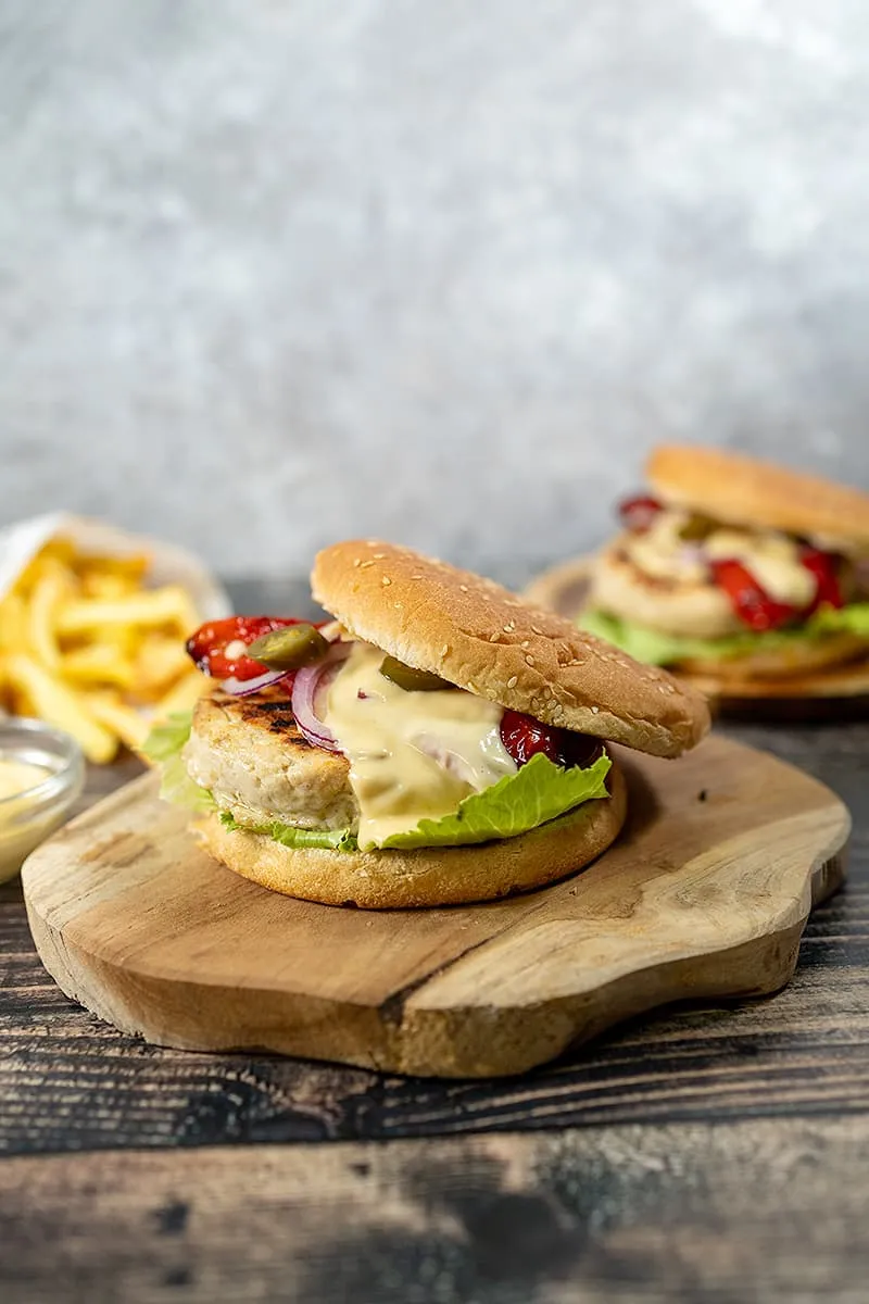 Kalkoenburger met kaassaus en gegrilde paprika