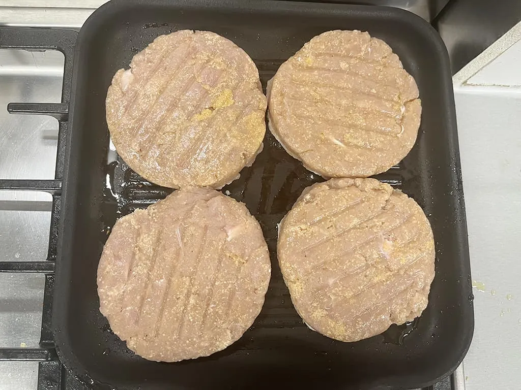 Kalkoenburger met kaassaus grillen