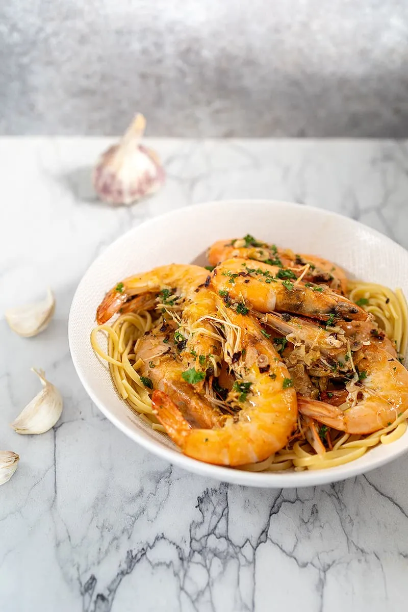 Knoflookgarnalen met witte wijn en peterselie