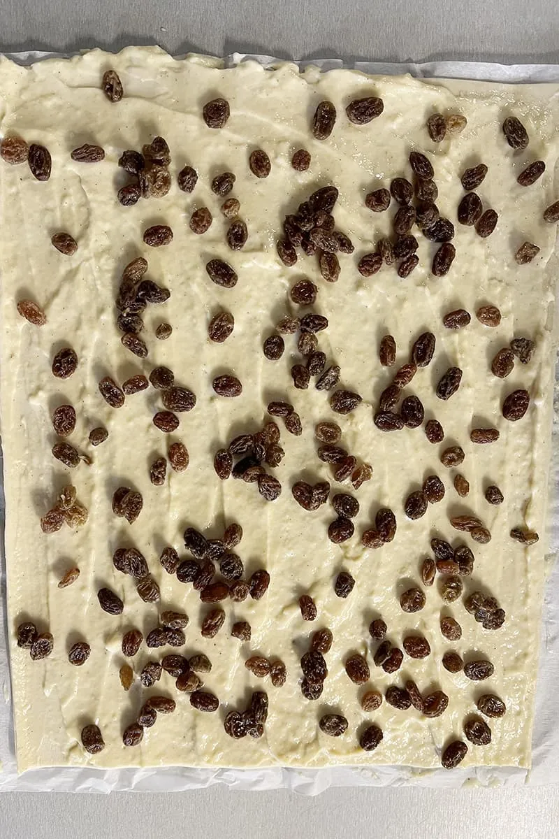 Koffiebroodjes van bladerdeeg uitrollen