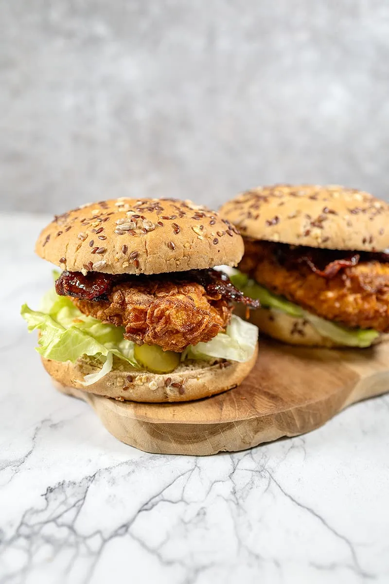 Krokante kipburgers met cornflakes en spek