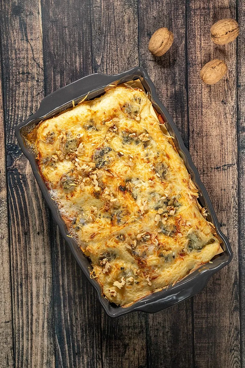 Lasagne met blauwe kaas, gehakt, pompoen en walnoten