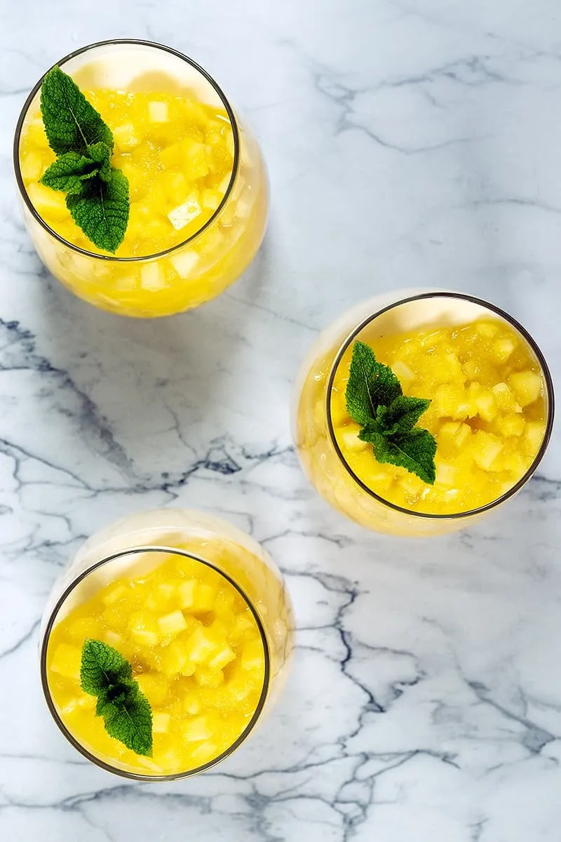 Italiaanse panna cotta met stukjes mango